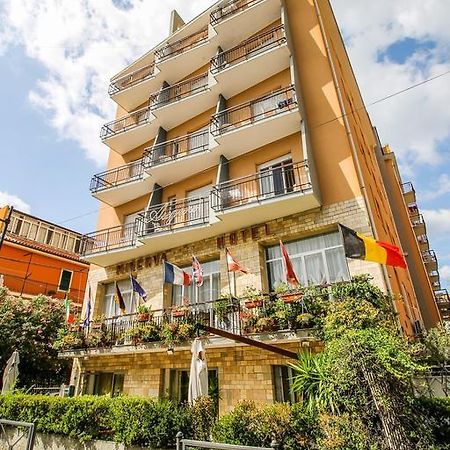 Hotel Minerva П'єтра-Лігуре Екстер'єр фото