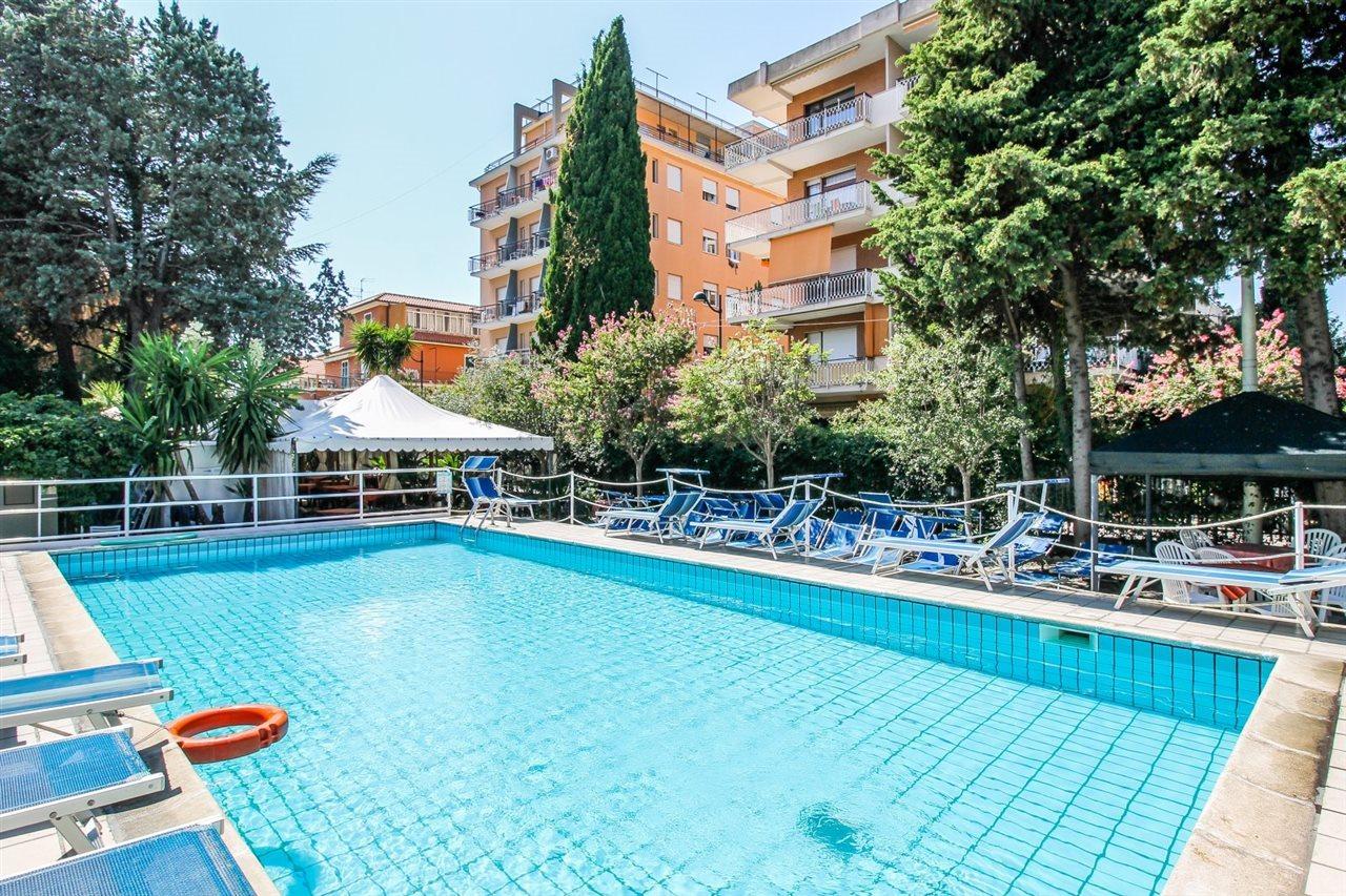 Hotel Minerva П'єтра-Лігуре Екстер'єр фото